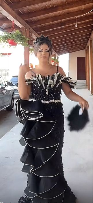 Rochie luxoasa de zi si seara  cu coronita si evantai incadrate in pre