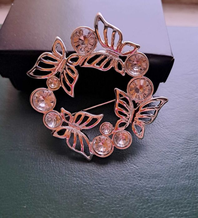 Broșă coroniță argintie