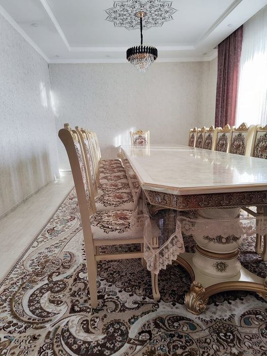 Мраморный стол для зала