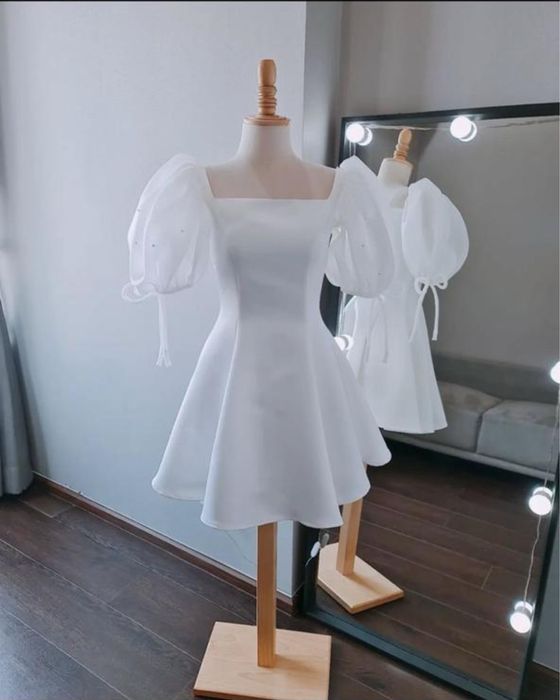 Белое платье с объёмными рукавами