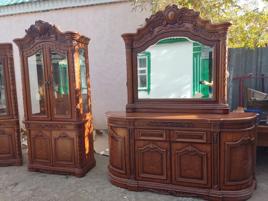 Продам комод и два серванта витрины