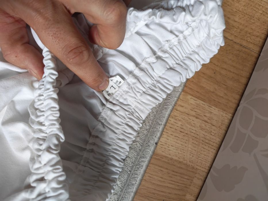 Vând uniforme medicale