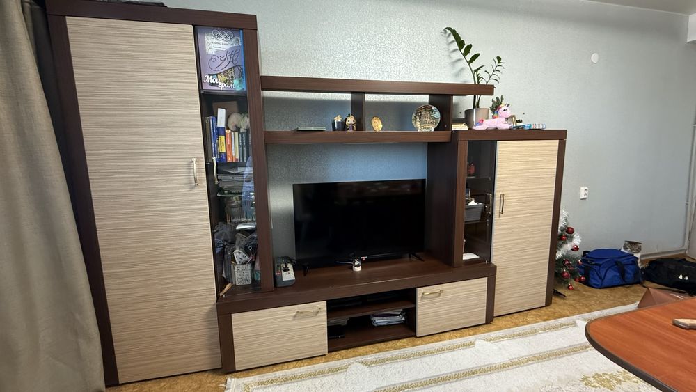 Продаю стенку для телевизора в отличном состоянии !