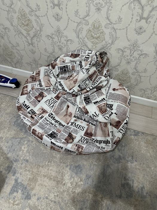 пуфик белый.