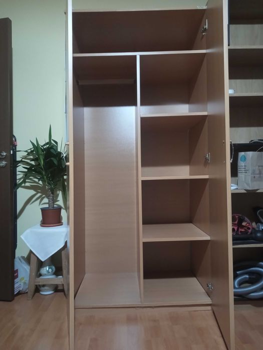Dulap haine și rafturi