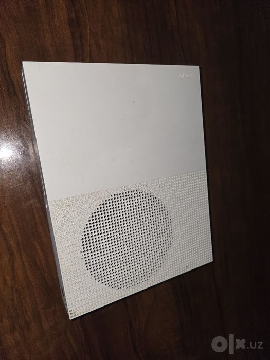 Xbox one s , 1 ta  joystick va 2 ta oyini bilan