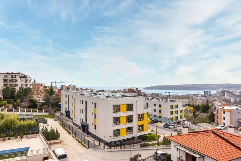 Многостаен пентхаус за продажба, с големи стаи и морска панорама, в но