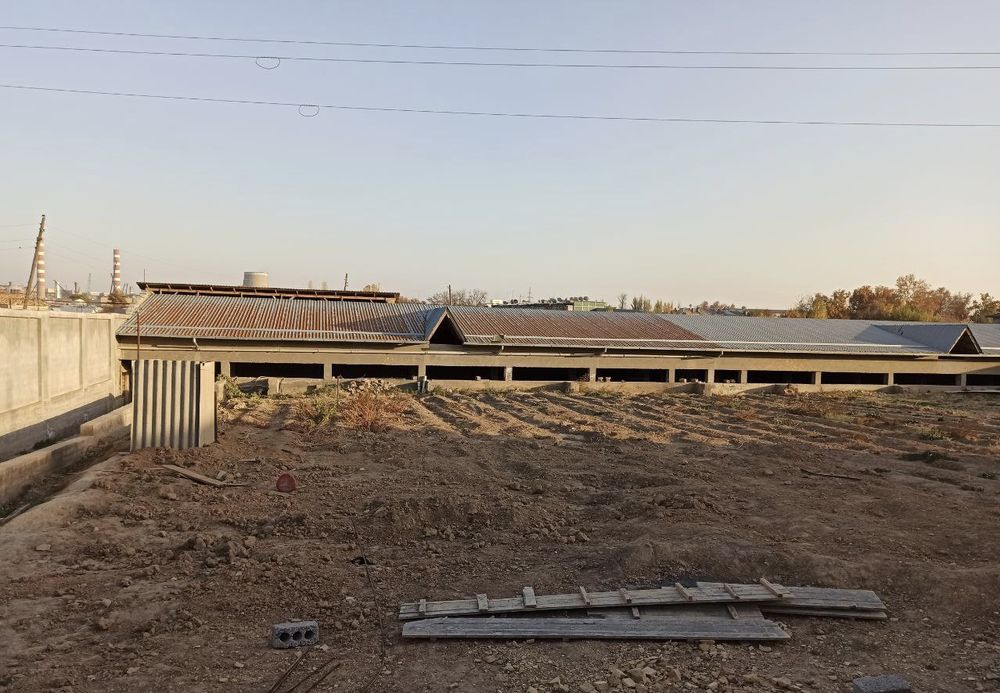 Срочно продается земельный участок с небольшим зданием.