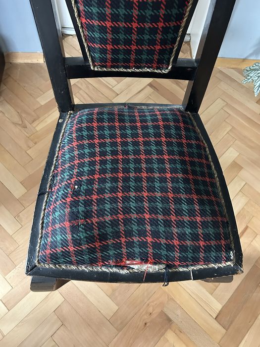 Антикварен стол от масовно дърво в черно