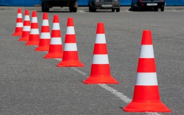 Avtoturargoh to'siqlari, ustunlar, konuslar