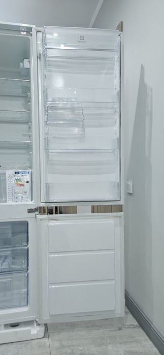 Холодильник встраиваемый Electrolux  ENN92801BW