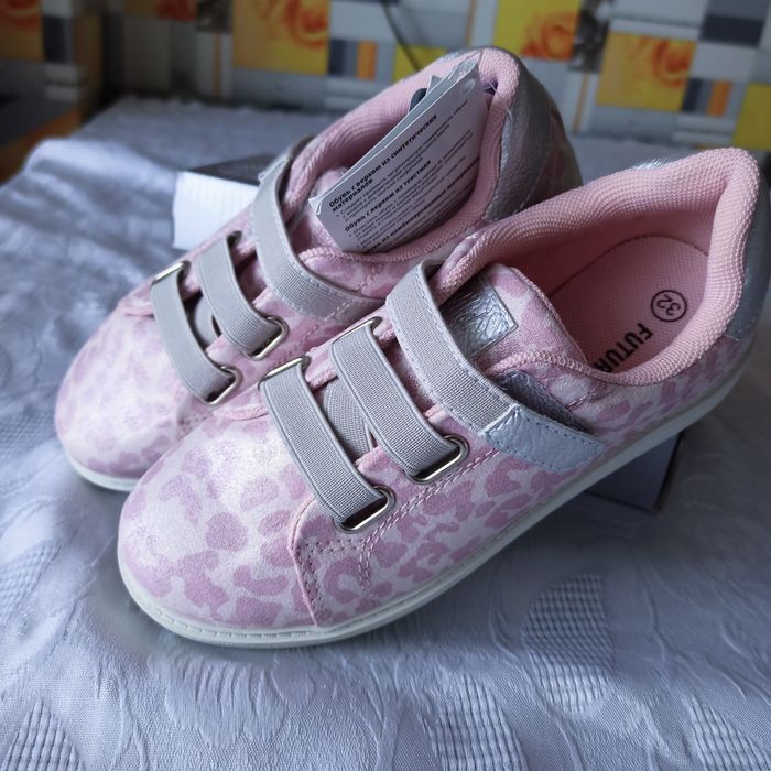 Продам кроссовки для девочки.