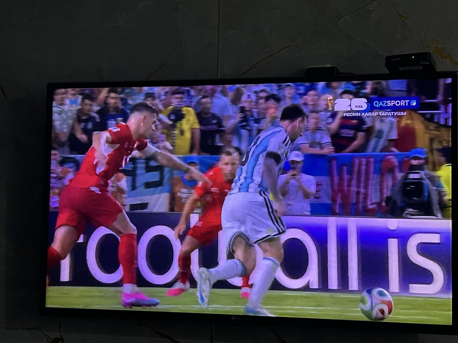LG 4K телевизор WiFi вместе с кранштейном