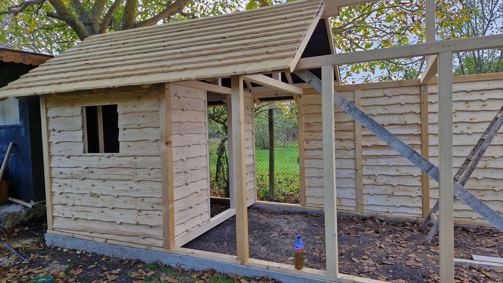 Изработвам дървени парапети, огради, порти, облицовки, декорация