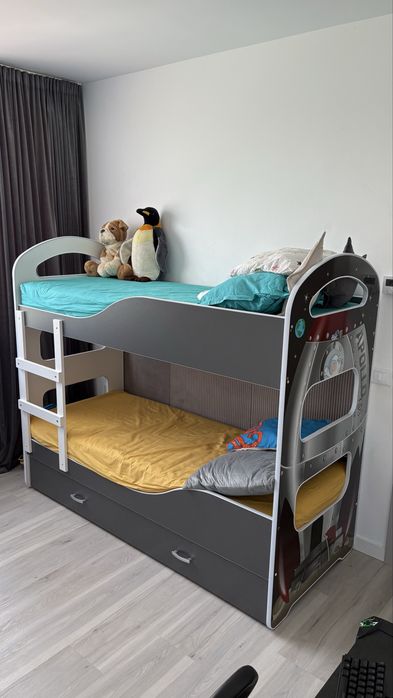 pat supraetajat cu lada de depozitare cu tot cu saltele