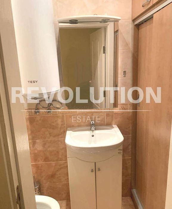 Тристаен апартамент в района на Възраждане 1!