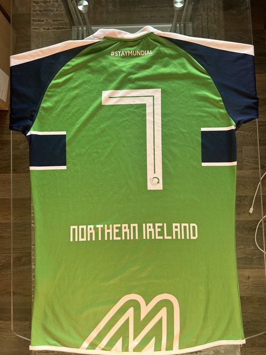 Футболни тениски на Северна Ирландия, и Бразилия