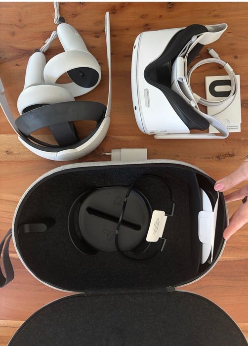 Meta Quest 2 VR очила + контролери + калъф – като нови