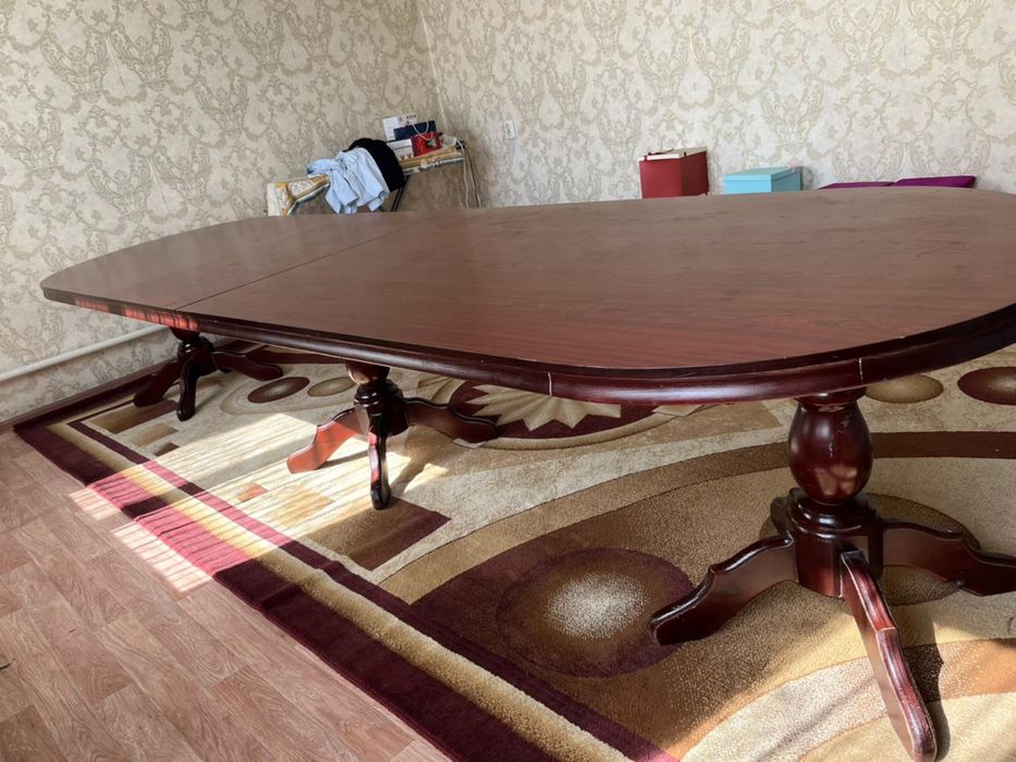 Продаётся красивый и  качественный стол
