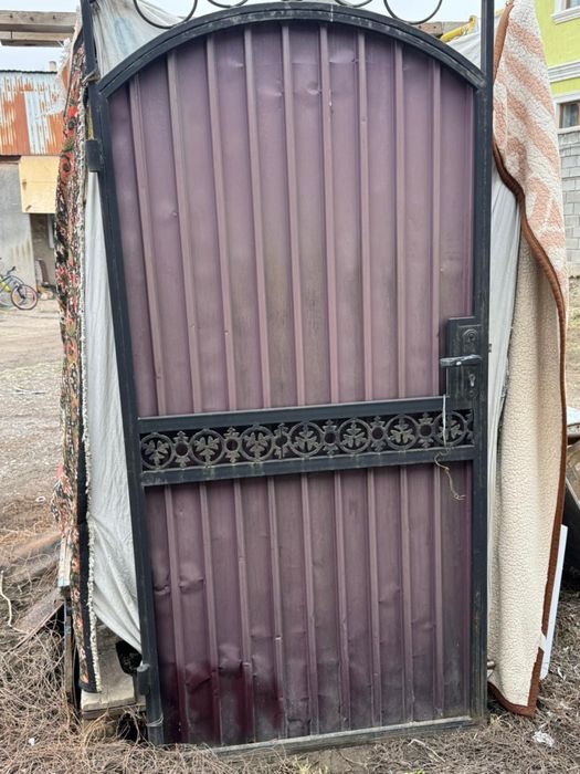 Металлический забор с калиткой