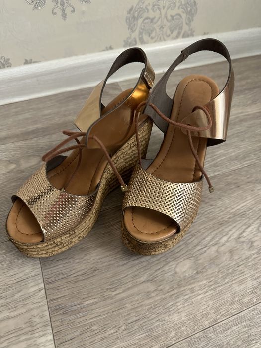 Продам босоножки на платформе
