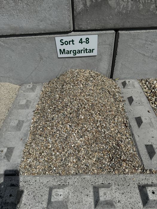 Agregate-sorturi (0-4,4-8,8-16,16-32) balastru,nisip galben.