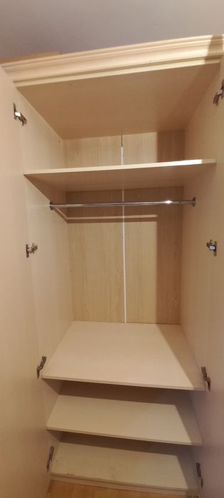 Шкаф, екі тумбочкасымен сатылады