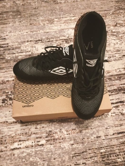 Ghete fotbal umbro va rog cumparatile!