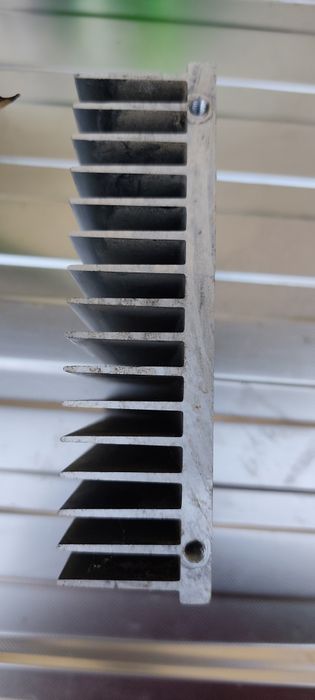 Radiator din aluminiu pentru răcirea componentelor electronice 
Dimensiunile radiatorului sunt 16 cm X 13 cm x 4,5 cm, se poate livra cu Fan Curier .