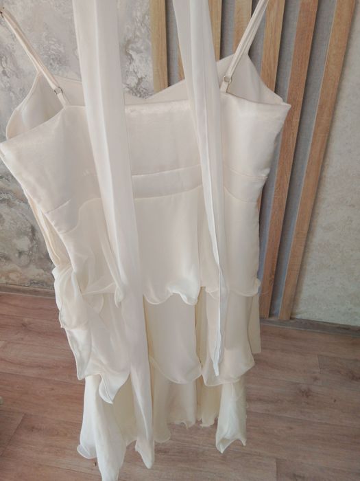 Продам платье качественное, покупала для праздника так и не одевала