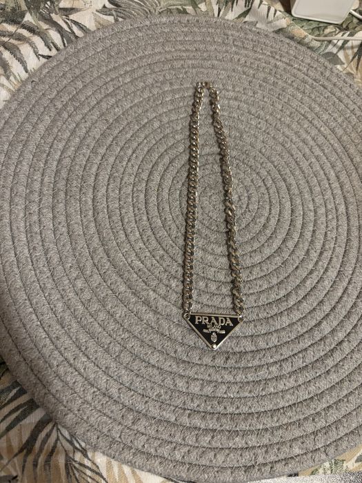 Prada Symbole Triangle колие с триъгълна висулка от нераждаема стомана унисекс черно и сребристо