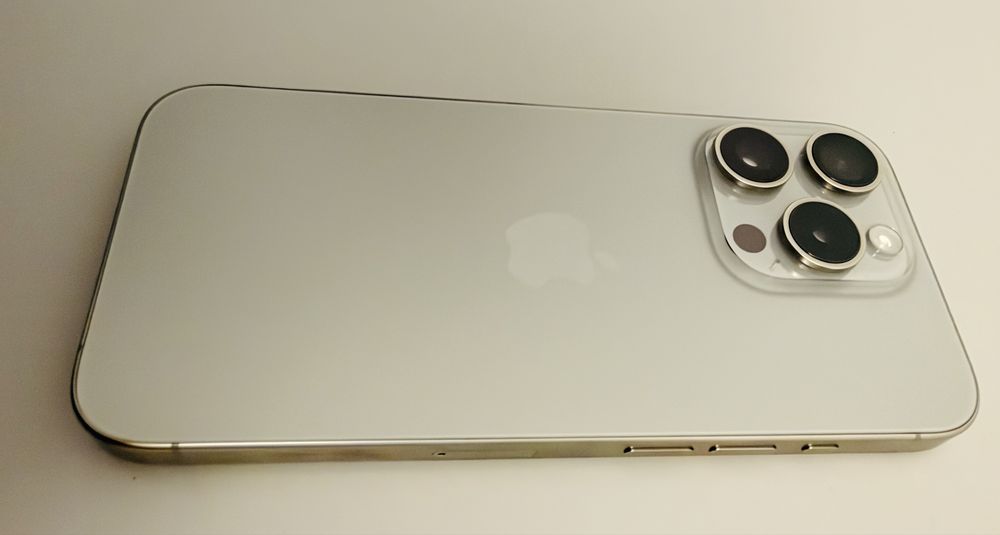Vand iphone 15 pro, ca nou, necodat, cu factura