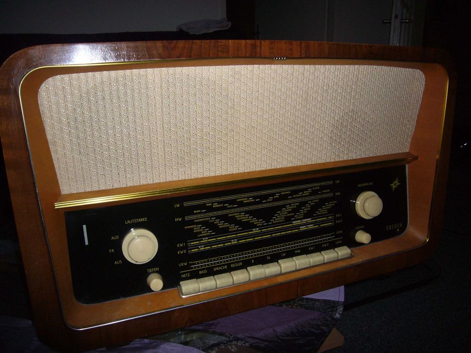 vand radio vechi oberon stare f buna si functioneaza perfect.