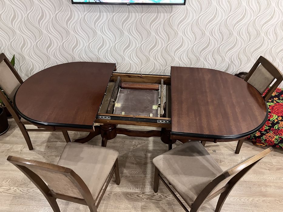 Стол со стульями