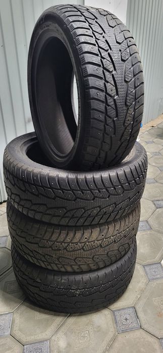 Всесезонная резина в камплекте 245/45/18 в хорошом состояние