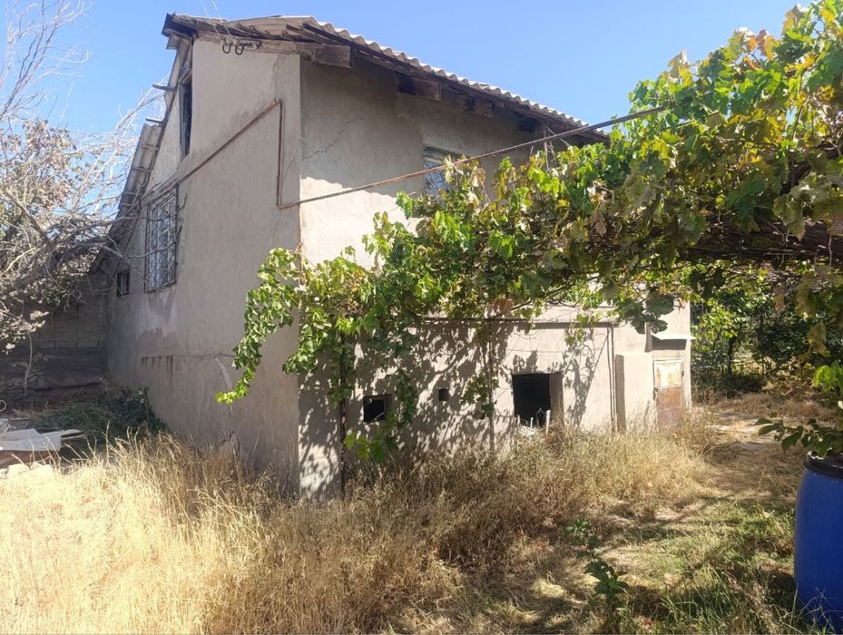 Срочно продаётся дача 6 соток,М-1,Урток,8км от Ташкента,прописка есть.