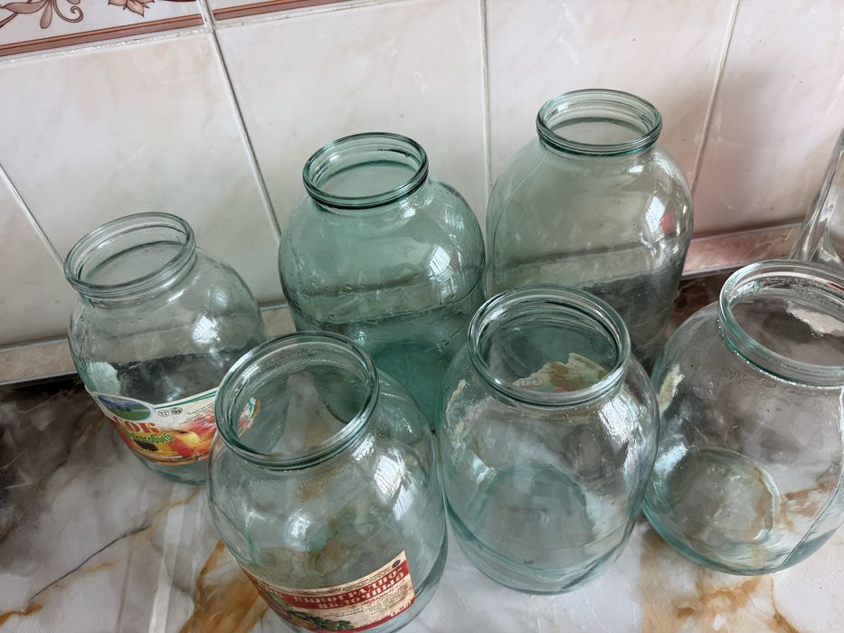 Продам 3-2 литровые банки 100 тг