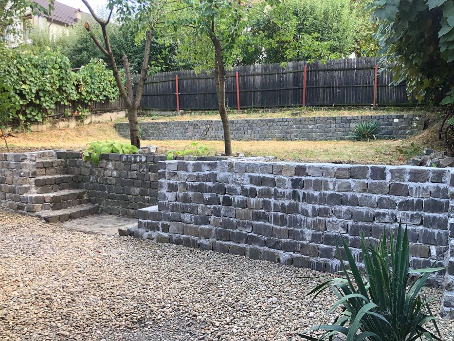 Închiriez Apartament cu 4 camere și curte