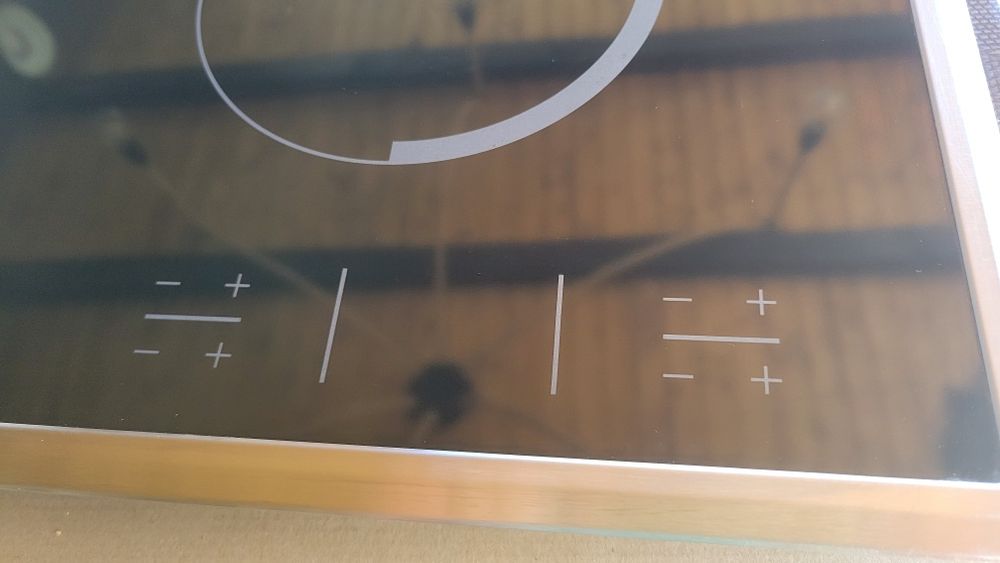 Plita electrica ZANUSSI vitroceramica, nu este pe inductie.