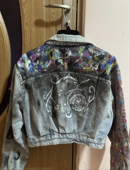 Nume piesa : Urban Muse Geaca de blugi pictata manual