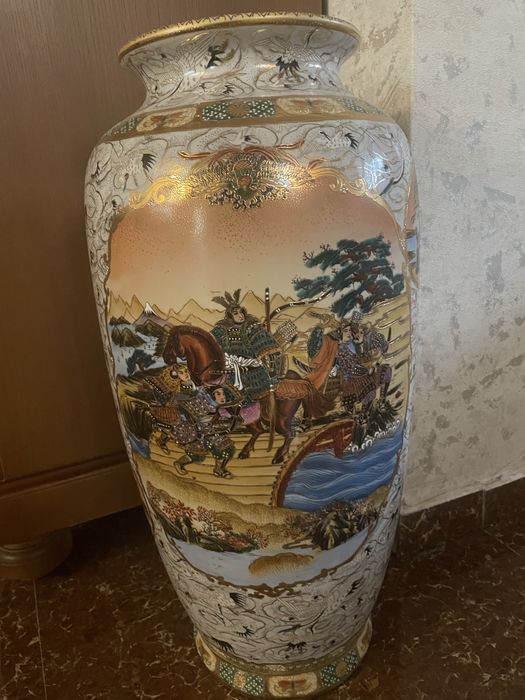 Продам напольную вазу