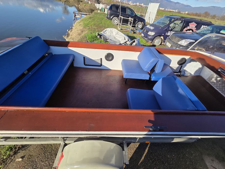 Продавам моторна лодка