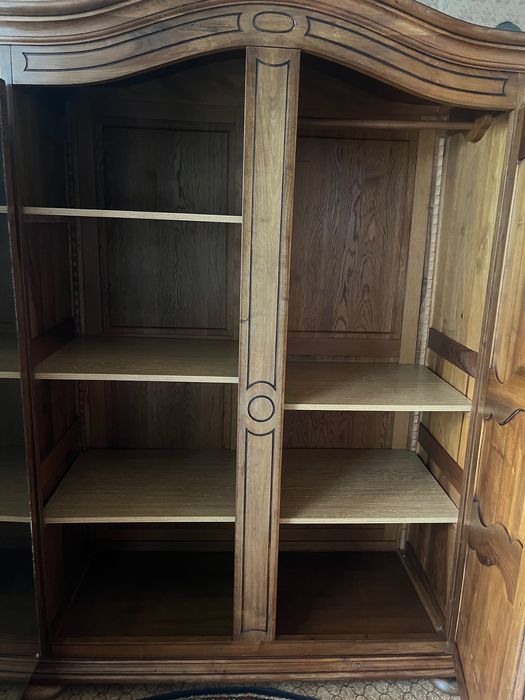 Масивен орехов гардероб