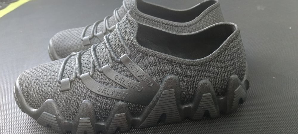 Продаю резиновые кроссовки