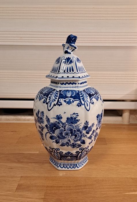 Vaza/ urnă Delft pictata manual