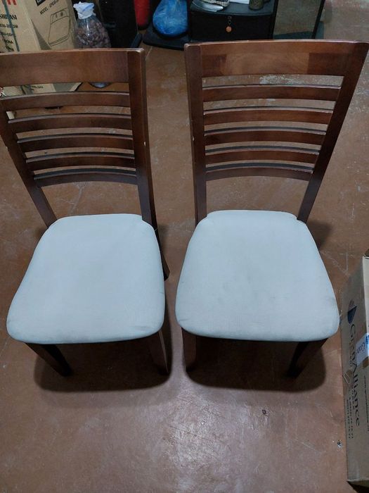 Продаётся стеклянный стол в комплекте два стула в хорошем состоянии.