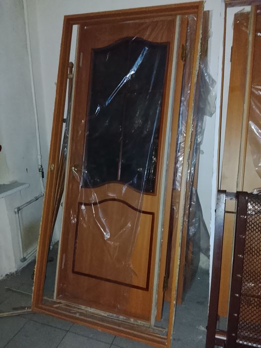 Двери в количестве 5 штук