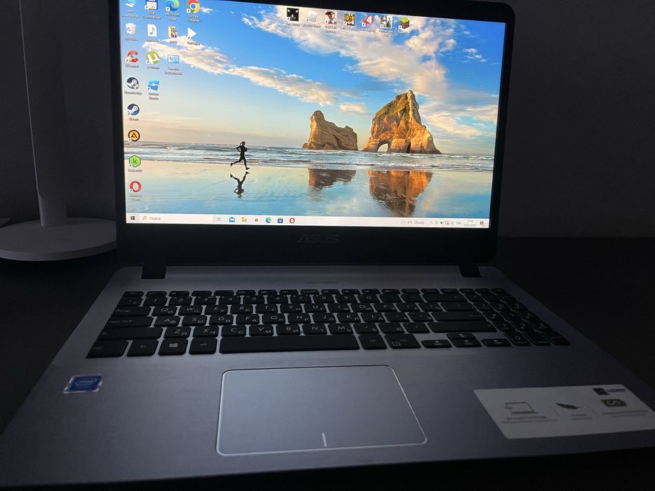 Ноутбук ASUS с зарядкой