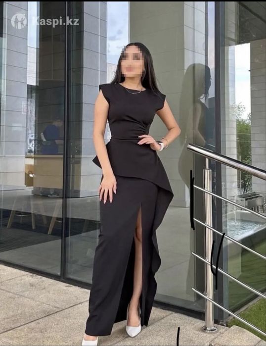 Платье женское с вырезом