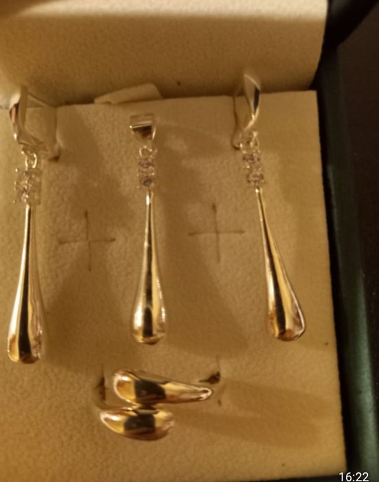 Продается серебряный набор 990 пробы